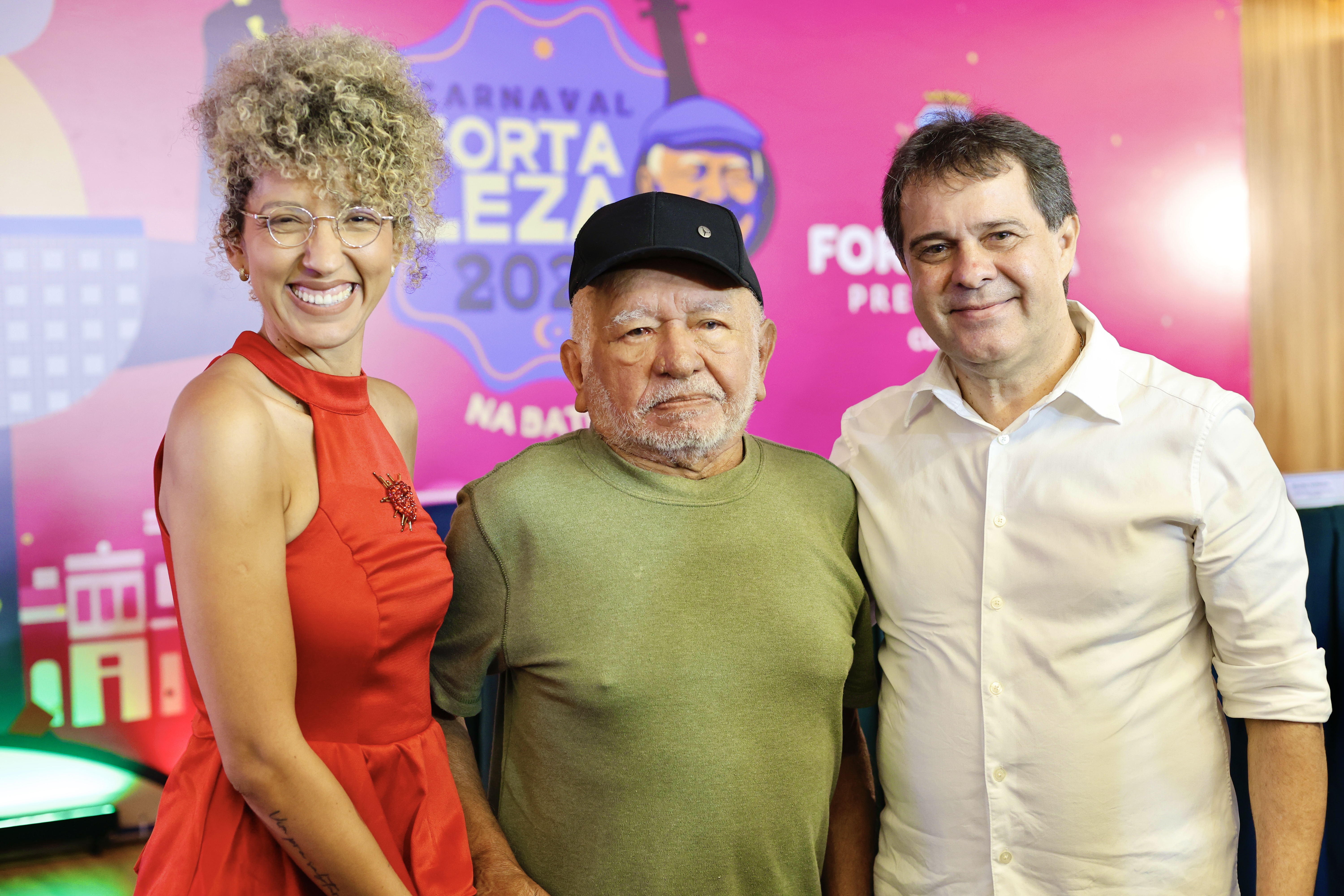 Secretária Helena Barbosa, Macaúba do Bandolim e prefeito Evandro Leitão posam para a foto no auditório do Paço